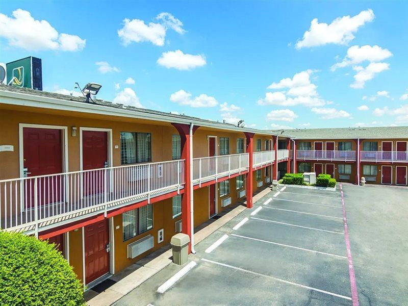 Days Inn & Suites By Wyndham Arlington Near Six Flags Extérieur photo