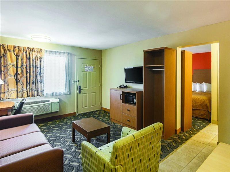 Days Inn & Suites By Wyndham Arlington Near Six Flags Extérieur photo