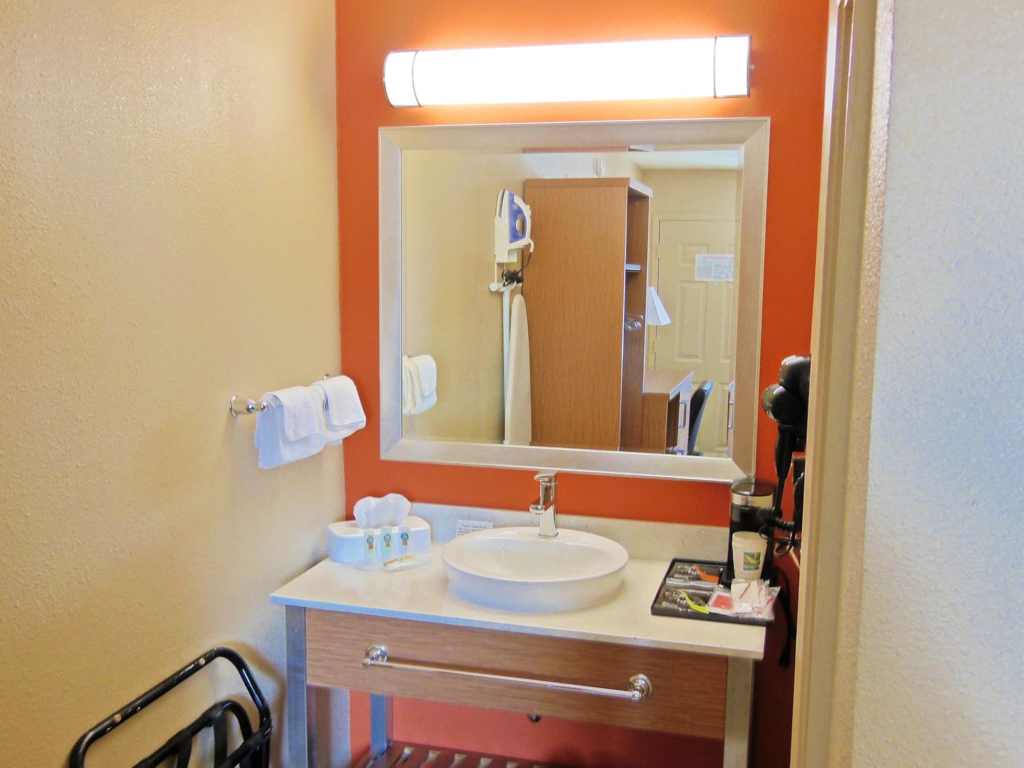 Days Inn & Suites By Wyndham Arlington Near Six Flags Extérieur photo