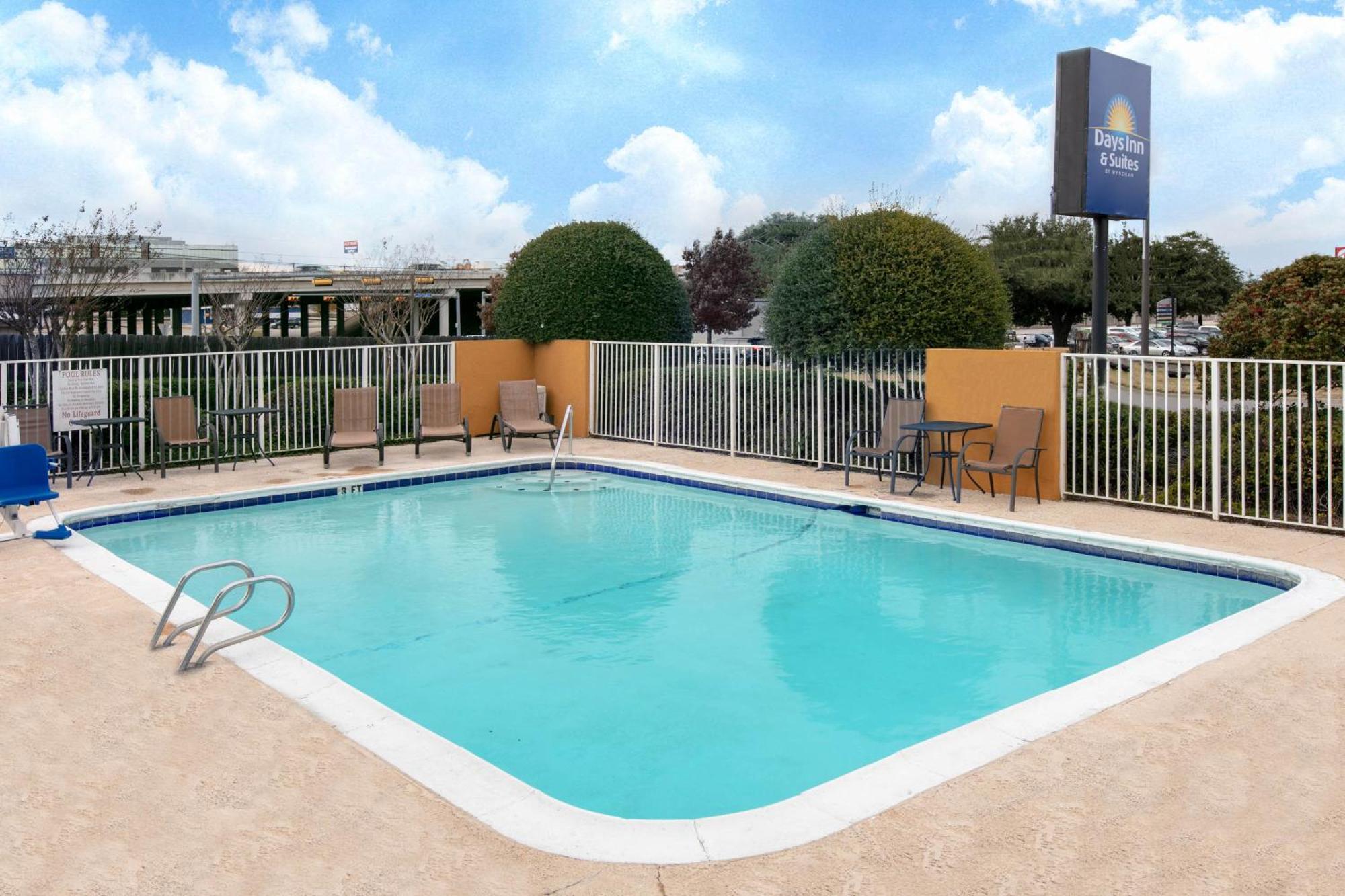 Days Inn & Suites By Wyndham Arlington Near Six Flags Extérieur photo