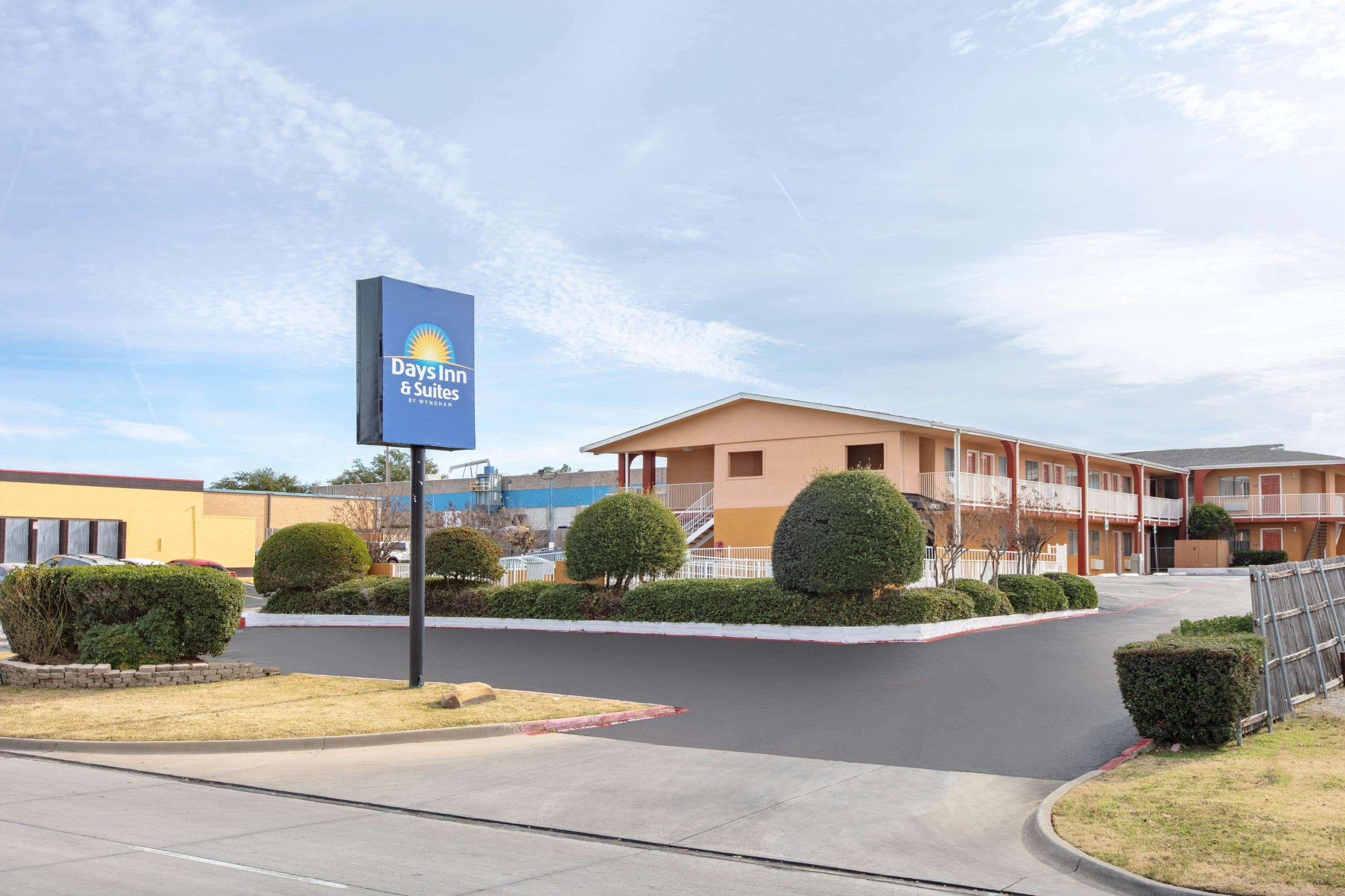 Days Inn & Suites By Wyndham Arlington Near Six Flags Extérieur photo