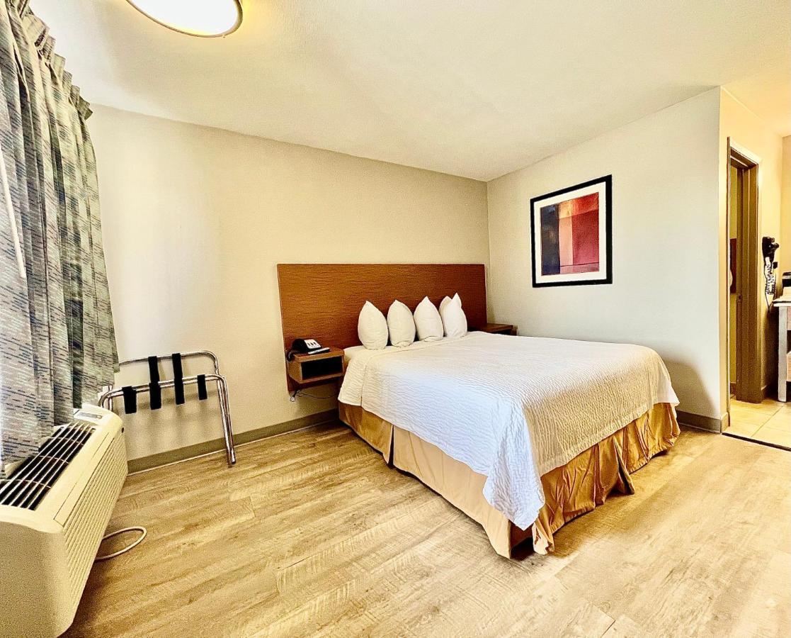 Days Inn & Suites By Wyndham Arlington Near Six Flags Extérieur photo