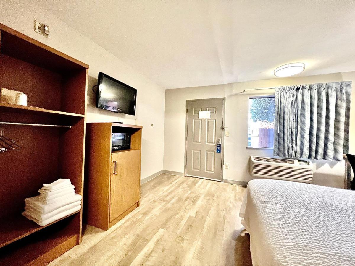Days Inn & Suites By Wyndham Arlington Near Six Flags Extérieur photo