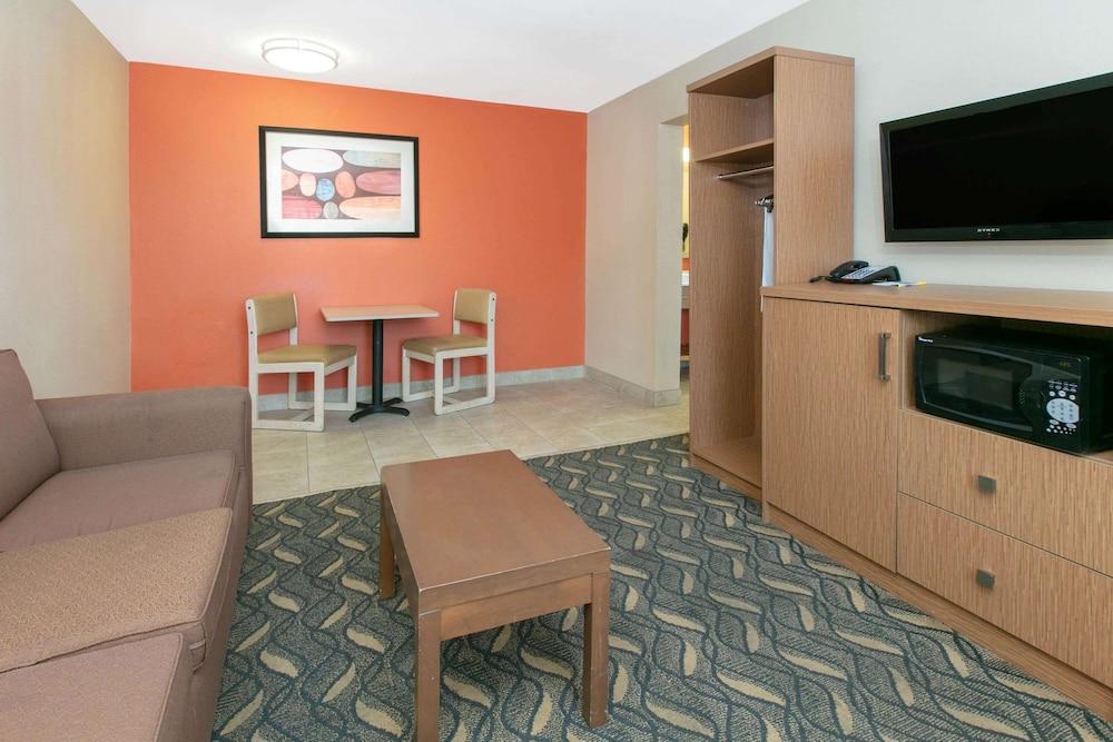 Days Inn & Suites By Wyndham Arlington Near Six Flags Extérieur photo