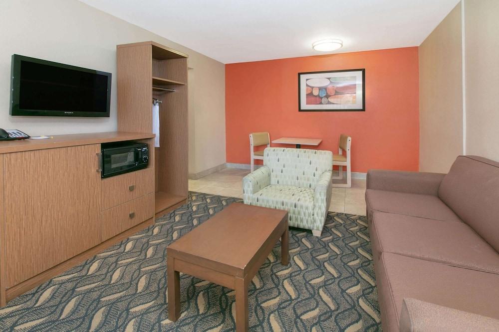 Days Inn & Suites By Wyndham Arlington Near Six Flags Extérieur photo