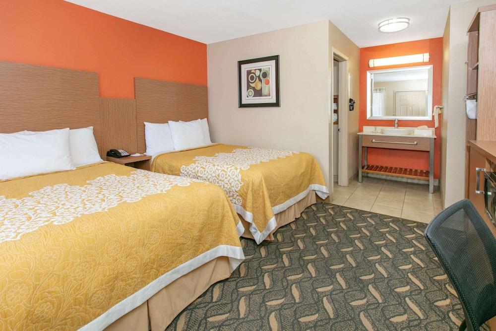 Days Inn & Suites By Wyndham Arlington Near Six Flags Extérieur photo