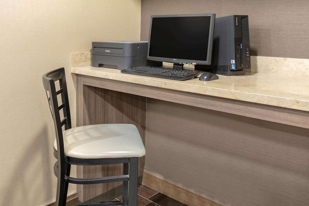 Days Inn & Suites By Wyndham Arlington Near Six Flags Extérieur photo