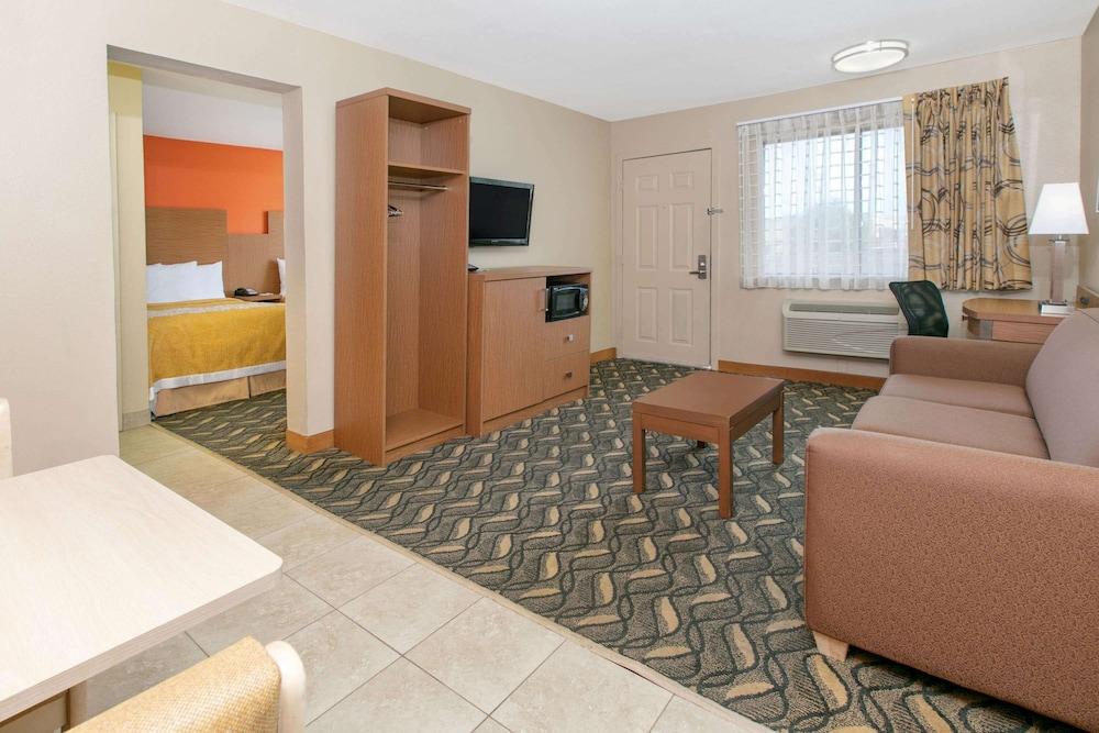 Days Inn & Suites By Wyndham Arlington Near Six Flags Extérieur photo