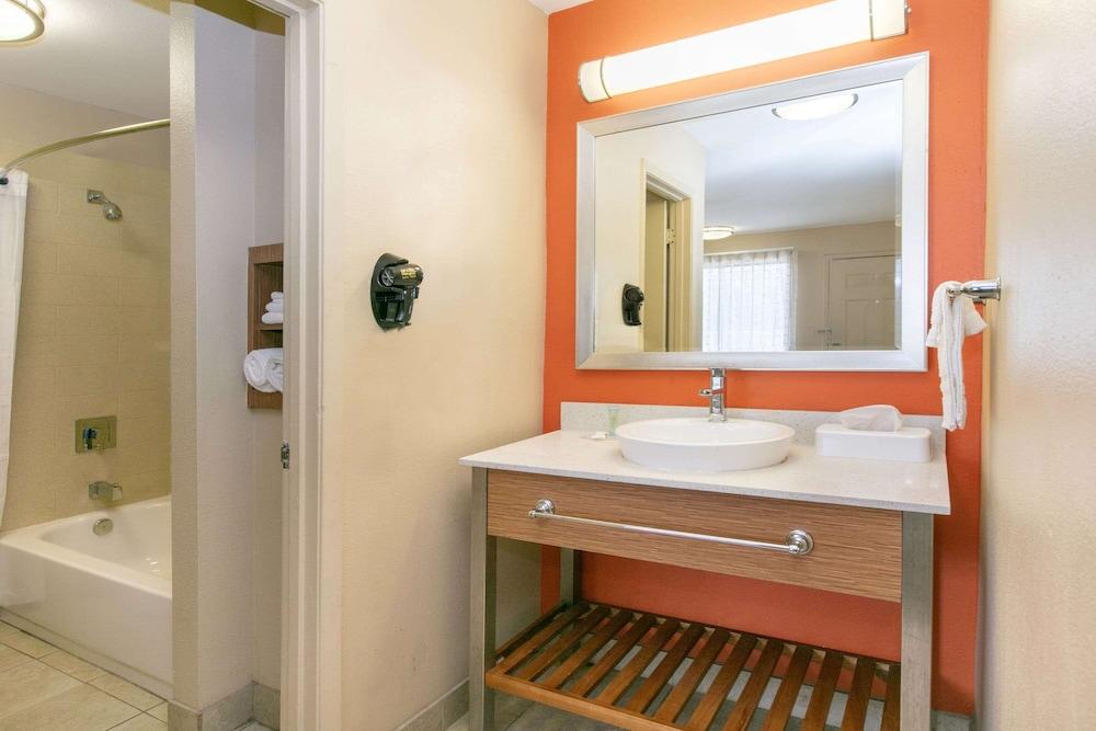 Days Inn & Suites By Wyndham Arlington Near Six Flags Extérieur photo