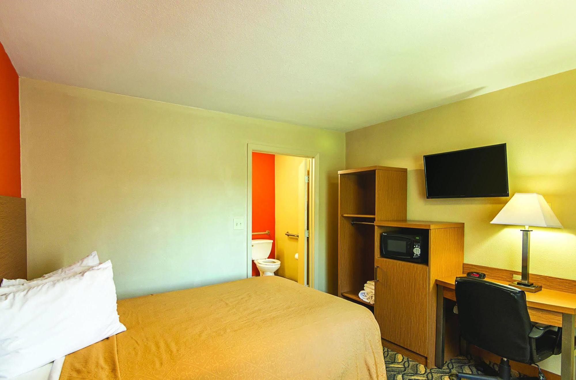 Days Inn & Suites By Wyndham Arlington Near Six Flags Extérieur photo