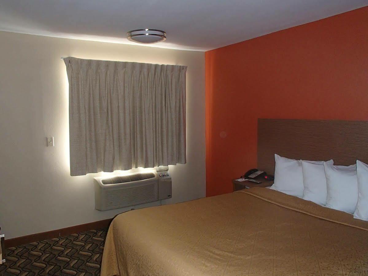 Days Inn & Suites By Wyndham Arlington Near Six Flags Extérieur photo